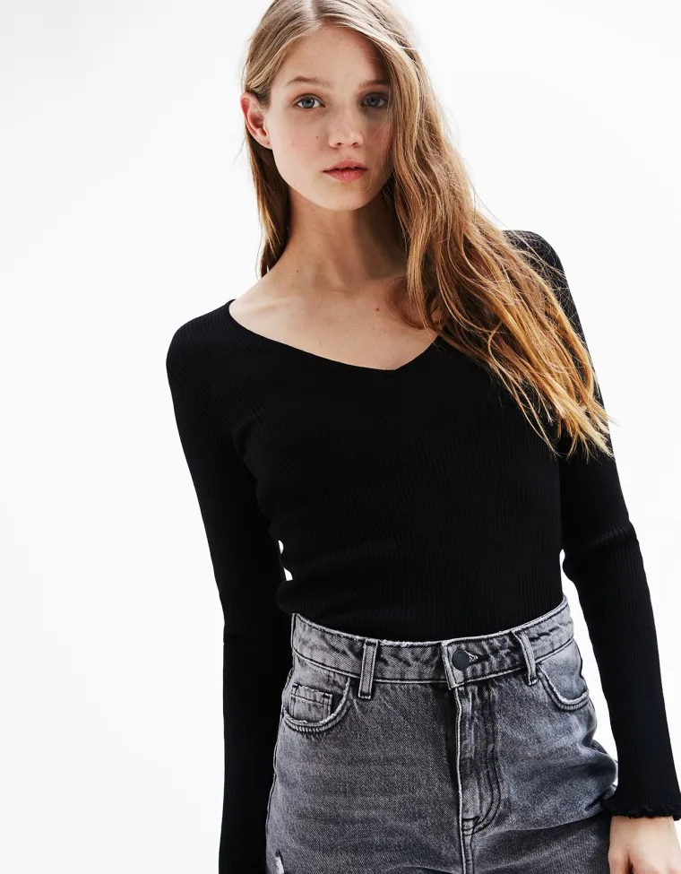 Džemper s V izrezom, Bershka, 39,90 kuna (sniženo sa 99,90 kuna)