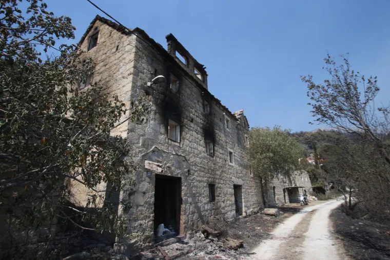 Žrnovnica: Potreseni barba Branko obi&scaron;ao uni&scaron;tene kuće koje su izgrađene davne 1222. godine