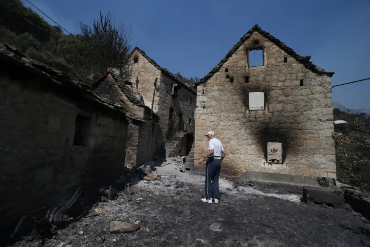 Žrnovnica: Potreseni barba Branko obi&scaron;ao uni&scaron;tene kuće koje su izgrađene davne 1222. godine