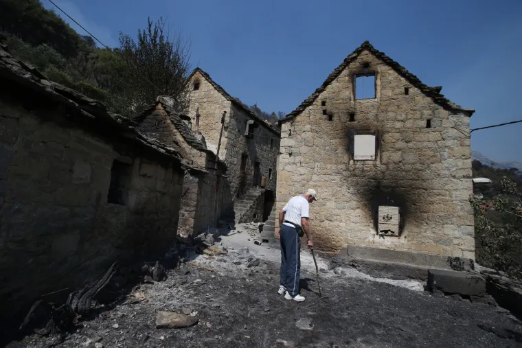 Žrnovnica: Potreseni barba Branko obi&scaron;ao uni&scaron;tene kuće koje su izgrađene davne 1222. godine