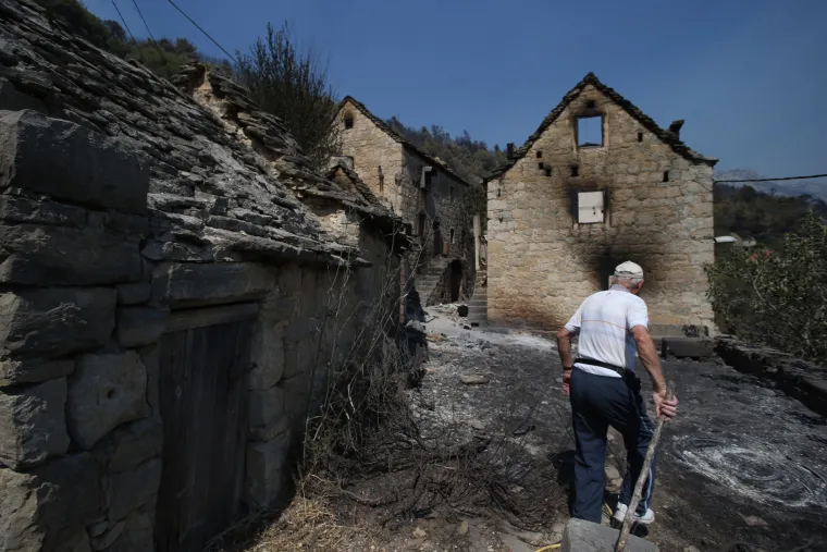 Žrnovnica: Potreseni barba Branko obi&scaron;ao uni&scaron;tene kuće koje su izgrađene davne 1222. godine