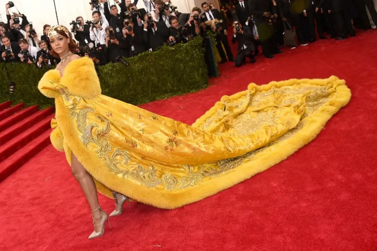 Rihannino dosad možda i najposebnije izdanje - žuta haljina kineske dizajnerice Guo Pei, koju je nosila na Met Gali 2015. godine