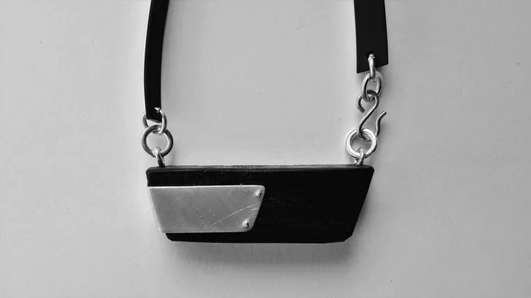 Ljetna kolekcija nakita dizajnerice Smiljke Franjić donosi nam jedinstvene i efektne ogrlice i narukvice koje dizajnerica godinama osmi&scaron;ljava i ručno izrađuje.