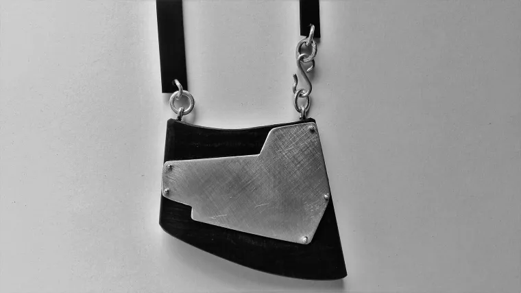 Posebnu inspiraciju pronalazi u fosilnom hrastu prosječne starosti 6000 godina, čija prirodna boja varira u rasponu od smeđe do potpuno crne. Drvo je otporno na nametnike, lako se održava, a s obzirom da Smiljka koristi stare metode impregnacije pčelinijm voskom, i ekolo&scaron;ki je za&scaron;tićeno i prigodno za no&scaron;enje na tijelu.