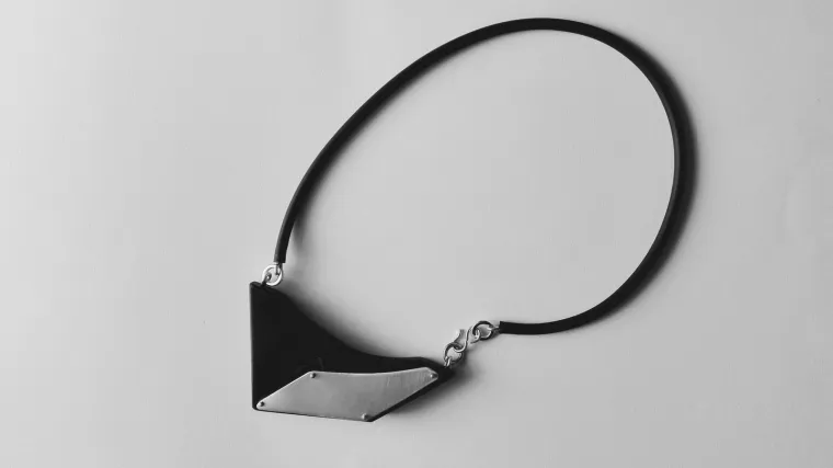 U ljetnoj kolekciji se također nalaze i vrlo atraktivne ogrlice i narukvice izrađene od aluminija i kože.