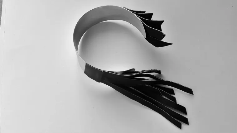 &bdquo;Ovom kolekcijom predstavila sam nakit koji je idealan za ljeto. Ogrlice od fosilnog hrasta i kaučuka idealne su za dnevne varijante, dok su one od aluminija i kože puno bogatije pa time i atraktivnije za ljetne večernje izlaske", obja&scaron;njava dizajnerica.