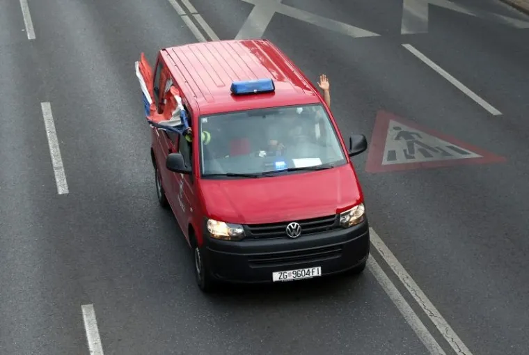 Zagrebački vatrogasci koji su u utorak u noći oti&scaron;li pomoći kolegama koji su se borili s vatrenom stihijom u Splitu i okolici, vraćaju se kući. Građani su im u znak zahvalnosti pripremili doček u sjedi&scaron;tu Javne vatrogasne postrojbe u Savskoj ulici. Konvoj 30-ak vozila prolazi Miramarskom. Photo: Robert Anic/PIXSELL