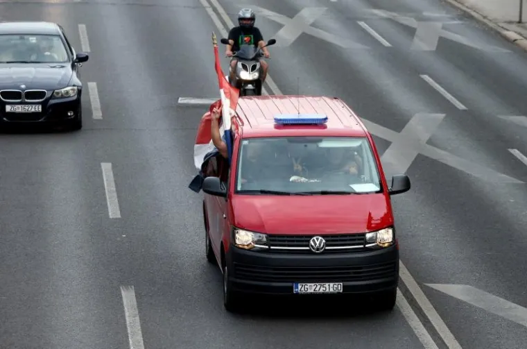 POVRATAK HEROJA: Zagrebački vatrogasci vratili se s požari&scaron;ta u Dalmaciji