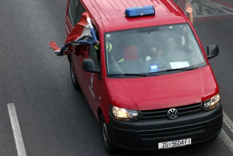 POVRATAK HEROJA: Zagrebački vatrogasci vratili se s požari&scaron;ta u Dalmaciji