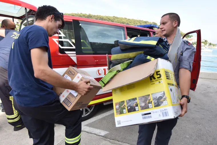 Hvalevrijedna pomoć susjeda: DVD Tisno dobio bogatu donaciju od kolega iz Slovenije