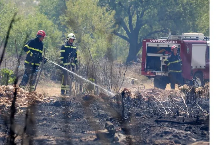 Novi u nizu velikih požara zaprijetio je kućama, i to u Gaćelezima, naselju Vodica. Brzom intervencijom 34 vatrogasca, koji su vatru gasili s 12 vozila, požar je lokaliziran. Izgorjelo je oko dva hektra trave i niskog raslinja.