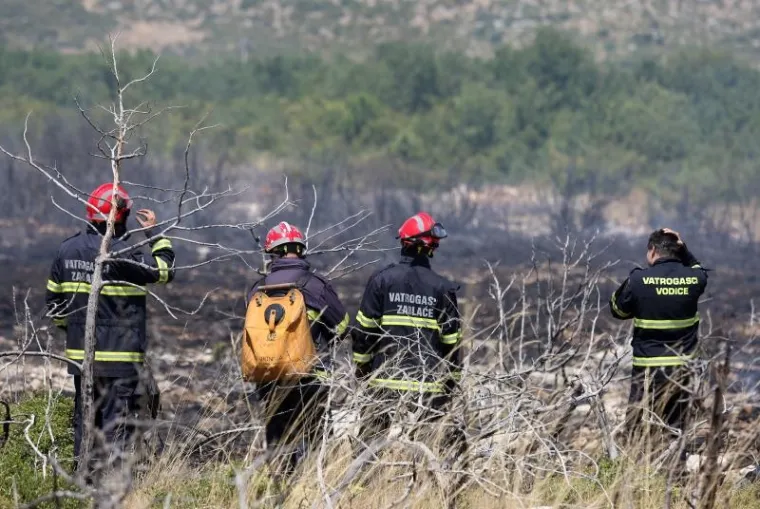 Novi u nizu velikih požara zaprijetio je kućama, i to u Gaćelezima, naselju Vodica. Brzom intervencijom 34 vatrogasca, koji su vatru gasili s 12 vozila, požar je lokaliziran. Izgorjelo je oko dva hektra trave i niskog raslinja.