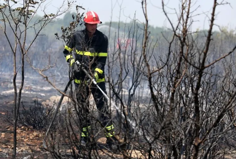 Novi u nizu velikih požara zaprijetio je kućama, i to u Gaćelezima, naselju Vodica. Brzom intervencijom 34 vatrogasca, koji su vatru gasili s 12 vozila, požar je lokaliziran. Izgorjelo je oko dva hektra trave i niskog raslinja.