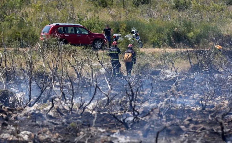 Novi u nizu velikih požara zaprijetio je kućama, i to u Gaćelezima, naselju Vodica. Brzom intervencijom 34 vatrogasca, koji su vatru gasili s 12 vozila, požar je lokaliziran. Izgorjelo je oko dva hektra trave i niskog raslinja.