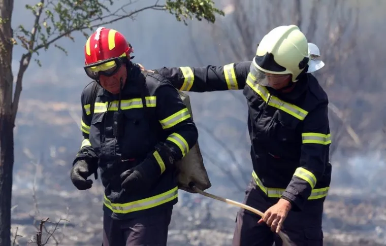 Novi u nizu velikih požara zaprijetio je kućama, i to u Gaćelezima, naselju Vodica. Brzom intervencijom 34 vatrogasca, koji su vatru gasili s 12 vozila, požar je lokaliziran. Izgorjelo je oko dva hektra trave i niskog raslinja.