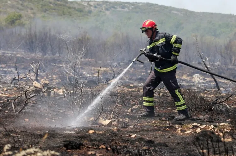Novi u nizu velikih požara zaprijetio je kućama, i to u Gaćelezima, naselju Vodica. Brzom intervencijom 34 vatrogasca, koji su vatru gasili s 12 vozila, požar je lokaliziran. Izgorjelo je oko dva hektra trave i niskog raslinja.