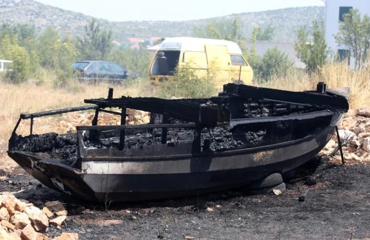 Novi u nizu velikih požara zaprijetio je kućama, i to u Gaćelezima, naselju Vodica. Brzom intervencijom 34 vatrogasca, koji su vatru gasili s 12 vozila, požar je lokaliziran. Izgorjelo je oko dva hektra trave i niskog raslinja.