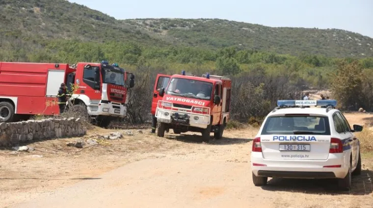Novi u nizu velikih požara zaprijetio je kućama, i to u Gaćelezima, naselju Vodica. Brzom intervencijom 34 vatrogasca, koji su vatru gasili s 12 vozila, požar je lokaliziran. Izgorjelo je oko dva hektra trave i niskog raslinja.