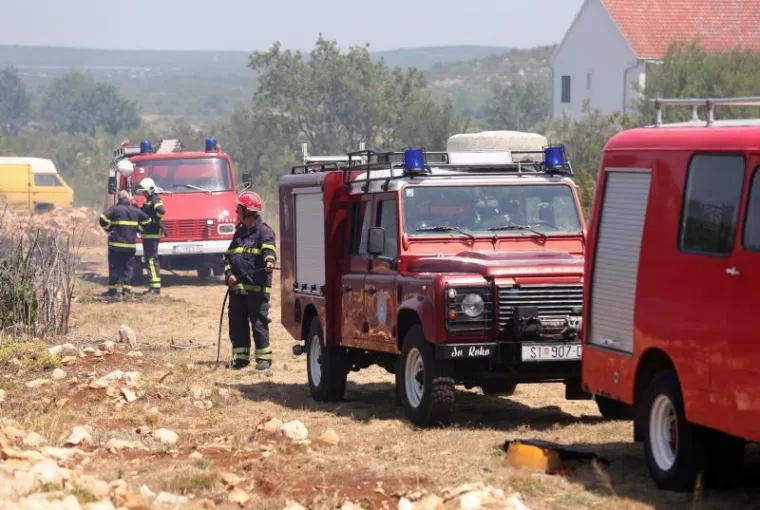 Novi u nizu velikih požara zaprijetio je kućama, i to u Gaćelezima, naselju Vodica. Brzom intervencijom 34 vatrogasca, koji su vatru gasili s 12 vozila, požar je lokaliziran. Izgorjelo je oko dva hektra trave i niskog raslinja.