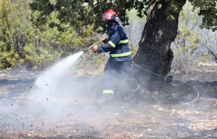 Novi u nizu velikih požara zaprijetio je kućama, i to u Gaćelezima, naselju Vodica. Brzom intervencijom 34 vatrogasca, koji su vatru gasili s 12 vozila, požar je lokaliziran. Izgorjelo je oko dva hektra trave i niskog raslinja.