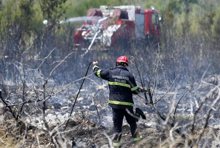 Novi u nizu velikih požara zaprijetio je kućama, i to u Gaćelezima, naselju Vodica. Brzom intervencijom 34 vatrogasca, koji su vatru gasili s 12 vozila, požar je lokaliziran. Izgorjelo je oko dva hektra trave i niskog raslinja.
