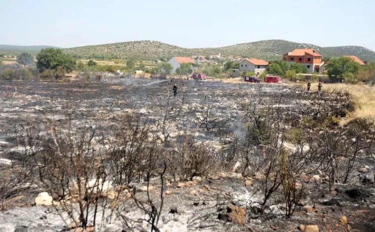 Novi u nizu velikih požara zaprijetio je kućama, i to u Gaćelezima, naselju Vodica. Brzom intervencijom 34 vatrogasca, koji su vatru gasili s 12 vozila, požar je lokaliziran. Izgorjelo je oko dva hektra trave i niskog raslinja.