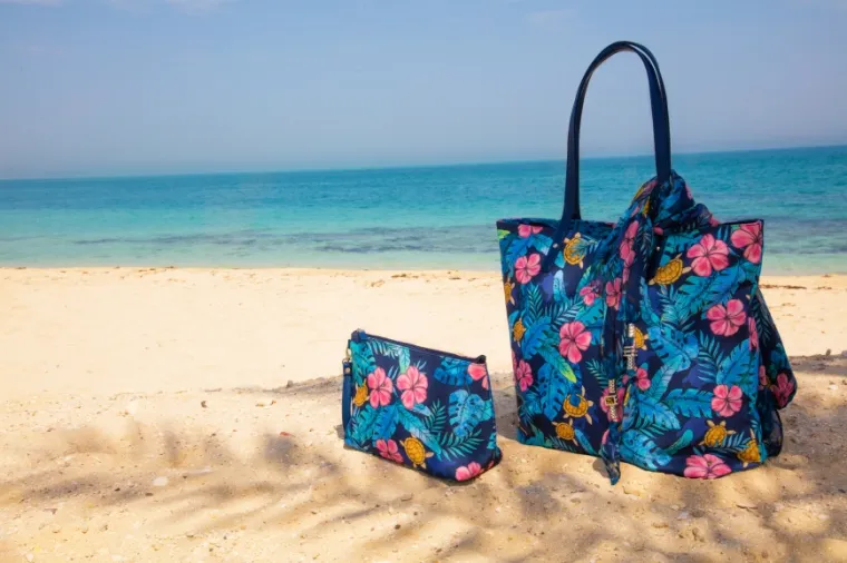 Ponudu Carpisa torbi, ruksaka i cekera za plažu, po cijenama sniženim do 30%, potražite na sljedećim prodajnim mjestima: Zagreb - Arena Centar (Lanište 32), City Center one West (Jankomir 33), City Center one East (Slavonska avenija), Garden Mall (Oporovečka 14), Ilica 12, Westgate Shopping City (Zaprešićka 2). Split - Joker Centar (Put Brodarica 6), City Center one Split (Vukovarska 207), Mall of Split (Josipa Jovića 93). Zadar - Široka ulica (Kalelarga). Rijeka - Tower Center (J.P. Kamova 81 a).  Dubrovnik - SubCity (Šetalište dr. Franje Tuđmana 2A/ Srebreno)