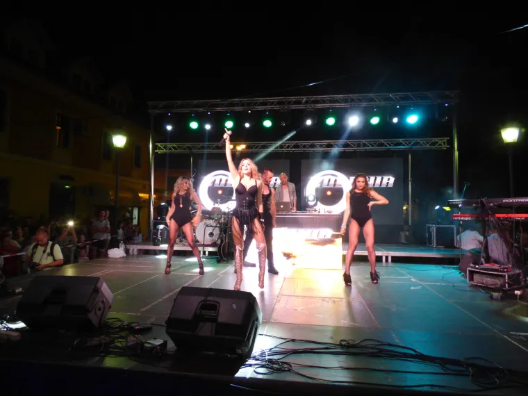 Odličan koncert na vinkovačkom Korzu, potvrda su da jedna od najuspješnijih regionalnih grupa ima svjetlu budućnost i da je kroz novu pjevačicu dobila neku drugu energiju.