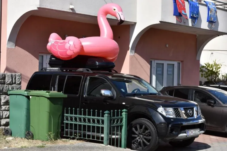 Slovački turisti oduševili su susjedstvo u Primoštenu svojim rekvizitom kojeg su donijeli za plažu. Sa sobom su donijeli divovskog rozog flaminga na napuhavanje kojeg su onda vezali za krov automobila i vozili na plažu. Gumeno čudovište sigurno će razveseliti mnoge, a ne samo jednu slovačku obitelj.
