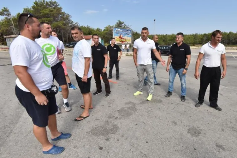 Sukob za&scaron;titara te članova udruge Stijena RESOC na plaži Zrće