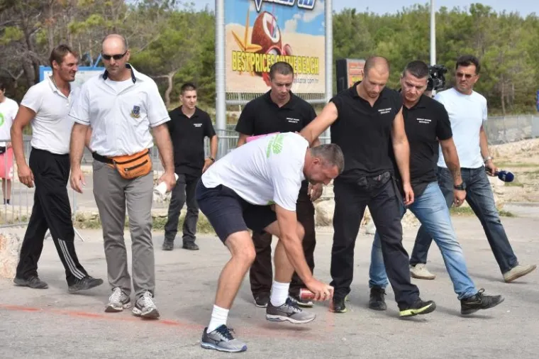 Sukob za&scaron;titara te članova udruge Stijena RESOC na plaži Zrće