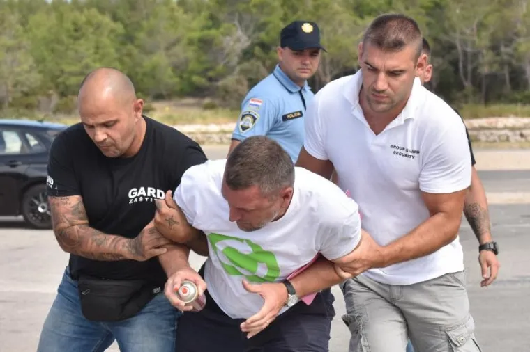 Sukob za&scaron;titara te članova udruge Stijena RESOC na plaži Zrće