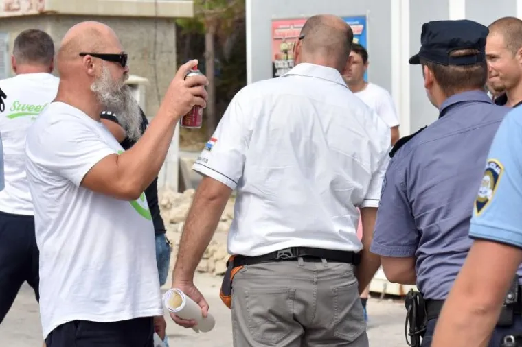 Sukob za&scaron;titara te članova udruge Stijena RESOC na plaži Zrće