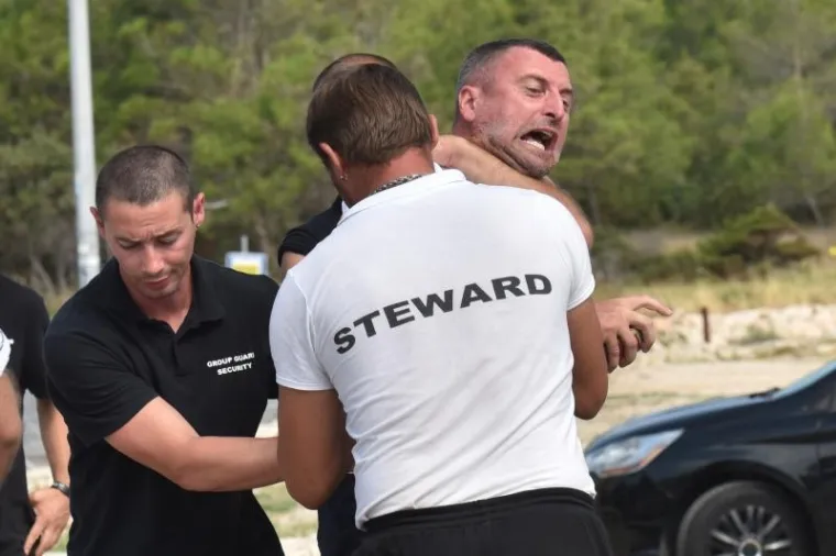 Članovi udruge Stijena RESOC, koju je Grad prije 10-ak dana deložirao s parkirali&scaron;ta, jutros su se sukobili sa za&scaron;titarima na parkirali&scaron;tu plaže Zrće. Udruga ima nerije&scaron;ena imovinsko-pravna pitanja s koncesionarima jer polažu pravo na zemlji&scaron;te na kojem je parking.