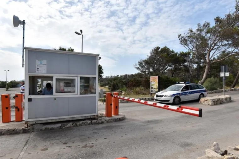 Sukob za&scaron;titara te članova udruge Stijena RESOC na plaži Zrće