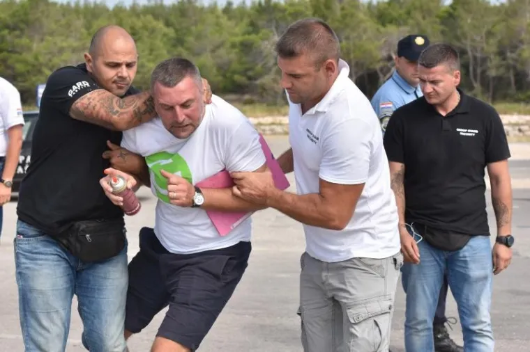 Sukob za&scaron;titara te članova udruge Stijena RESOC na plaži Zrće