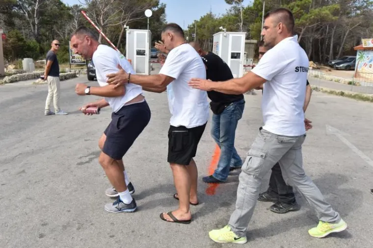 Sukob za&scaron;titara te članova udruge Stijena RESOC na plaži Zrće