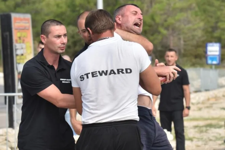 Sukob za&scaron;titara te članova udruge Stijena RESOC na plaži Zrće