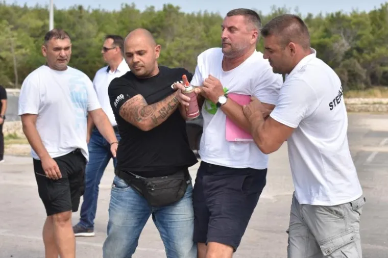 Sukob za&scaron;titara te članova udruge Stijena RESOC na plaži Zrće