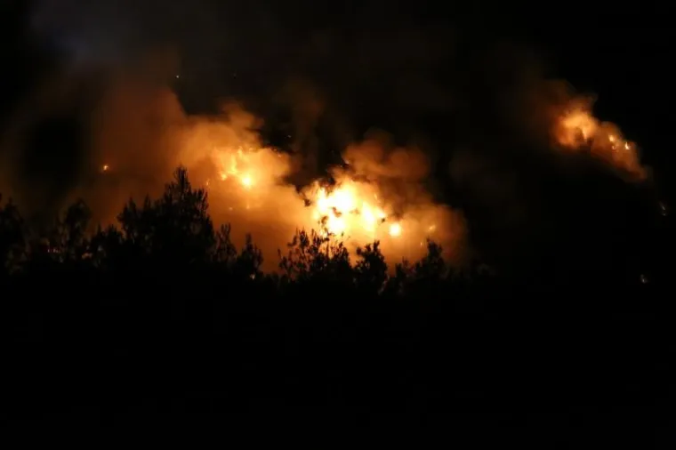 Tijekom popodneva na deponiju  u Starom Gradu na Hvaru izbio je požar s kojeg se &scaron;iri gusti dim i smrad.