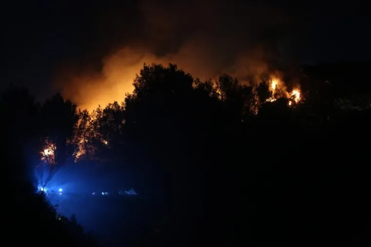 HVARU PRIJETI EKO KATASTROFA: Zapalio se deponij iznad Starog Grada