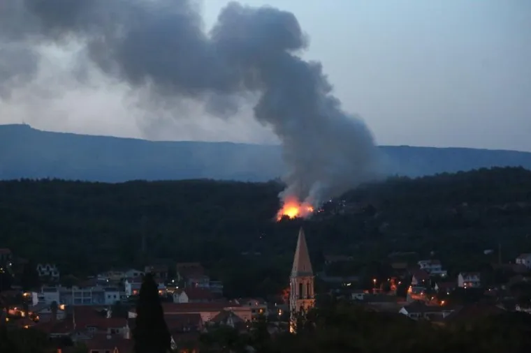HVARU PRIJETI EKO KATASTROFA: Zapalio se deponij iznad Starog Grada