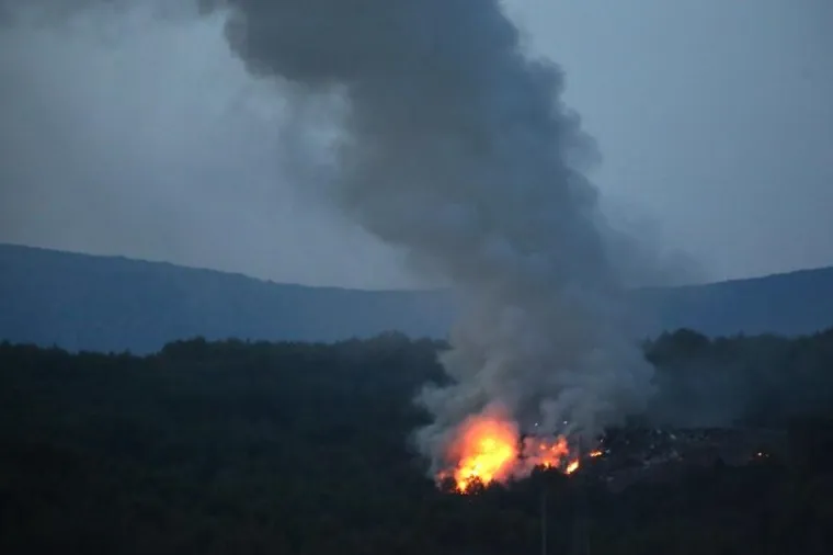 HVARU PRIJETI EKO KATASTROFA: Zapalio se deponij iznad Starog Grada