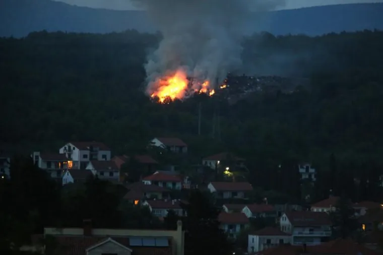 HVARU PRIJETI EKO KATASTROFA: Zapalio se deponij iznad Starog Grada
