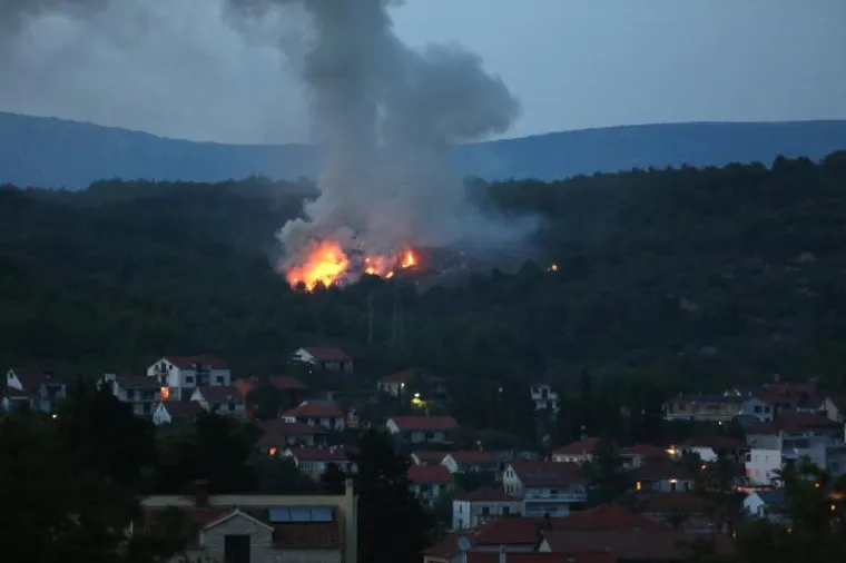 HVARU PRIJETI EKO KATASTROFA: Zapalio se deponij iznad Starog Grada