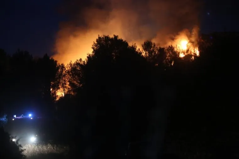 HVARU PRIJETI EKO KATASTROFA: Zapalio se deponij iznad Starog Grada