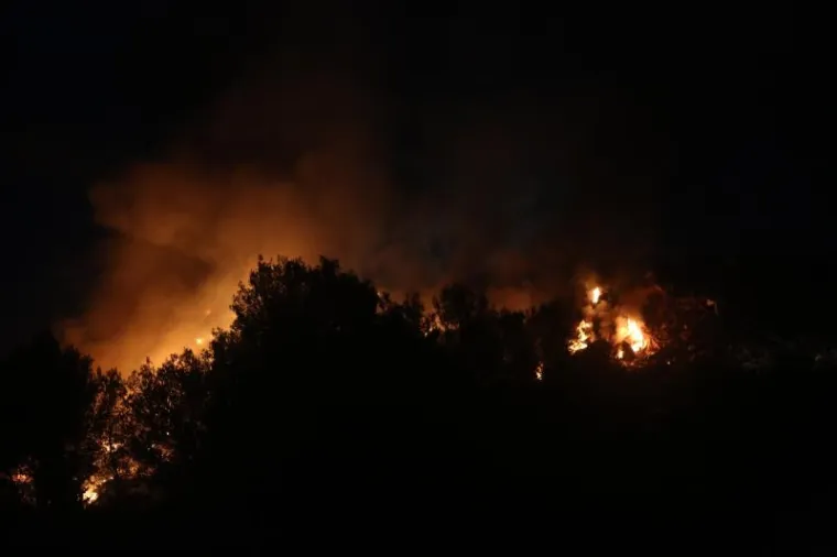 HVARU PRIJETI EKO KATASTROFA: Zapalio se deponij iznad Starog Grada