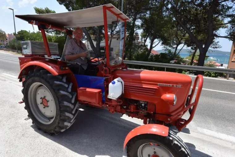 KAKAV POTHVAT: Nijemac do Primo&scaron;tena putovao traktorom