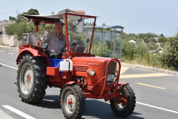 KAKAV POTHVAT: Nijemac do Primo&scaron;tena putovao traktorom