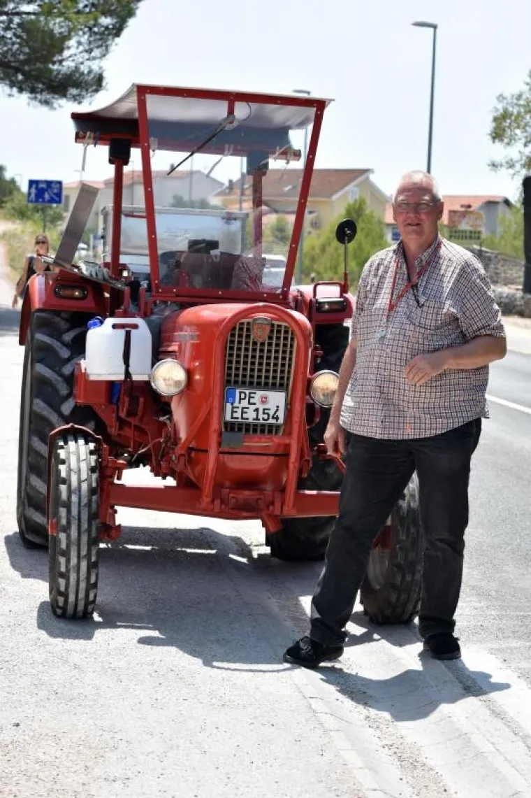 KAKAV POTHVAT: Nijemac do Primo&scaron;tena putovao traktorom